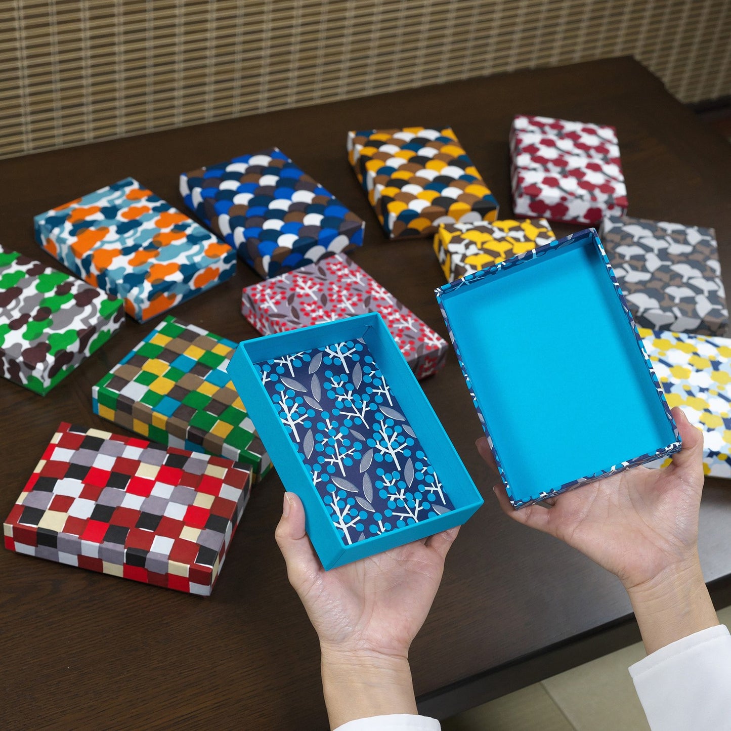 京都職人仕上げ｜幸せの文様 貼り箱ケース (はがきサイズ)｜手染め和紙 青海波文様の日本製 小物入れ