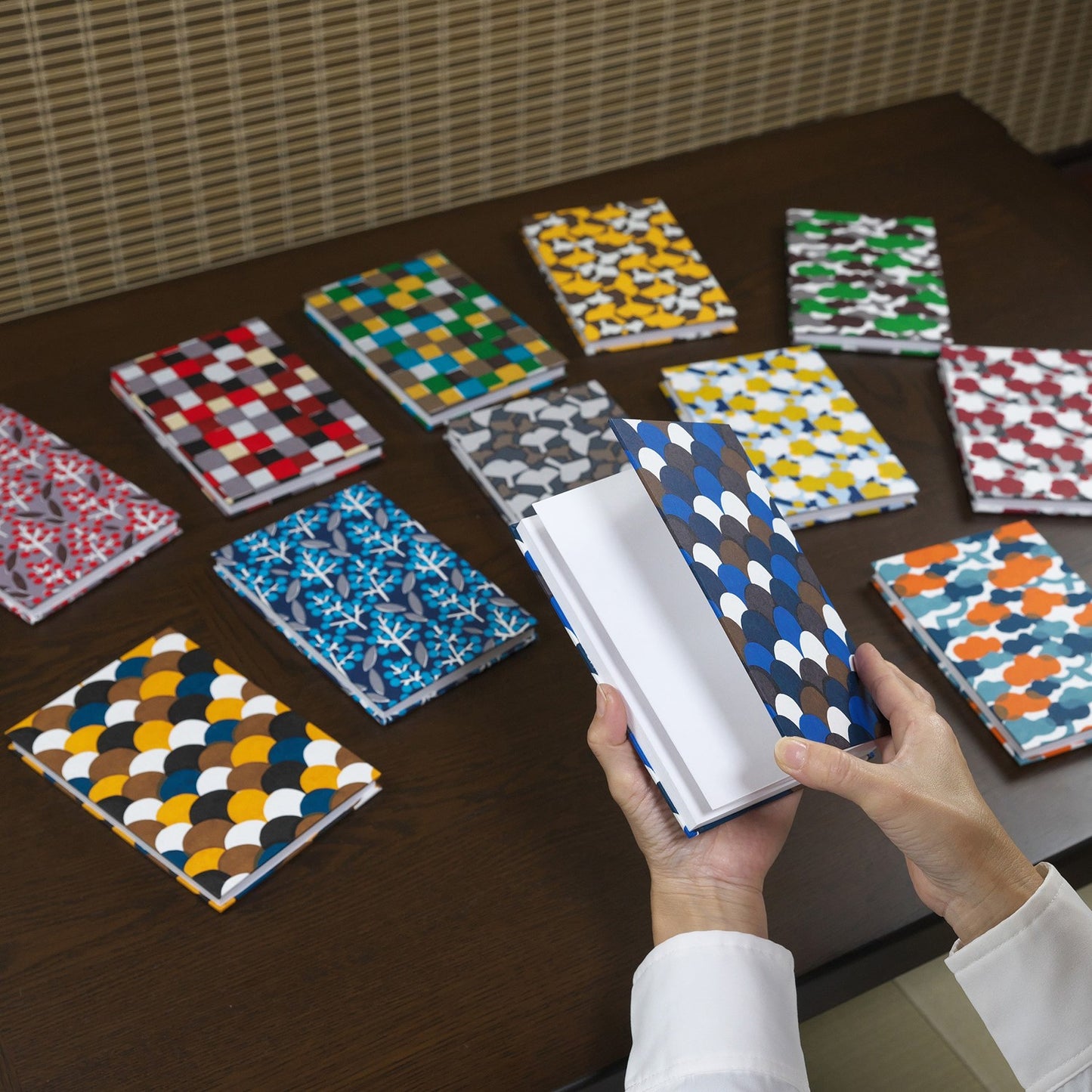京都職人仕上げ｜幸せの文様 御朱印帖 銀杏｜手染め和紙 日本製 大判サイズ (B6) 蛇腹式